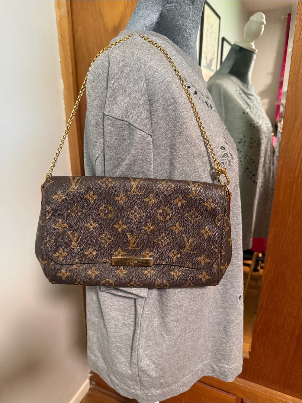Louis Vuitton Monogram Favorite MM Shoulder Bag with Gold Chain Strap - Picture 2 of 16